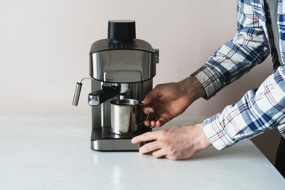 Making coffee with a coffee machine