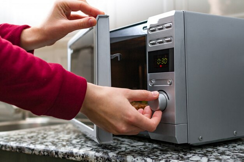 Hand adjusting microwave knob